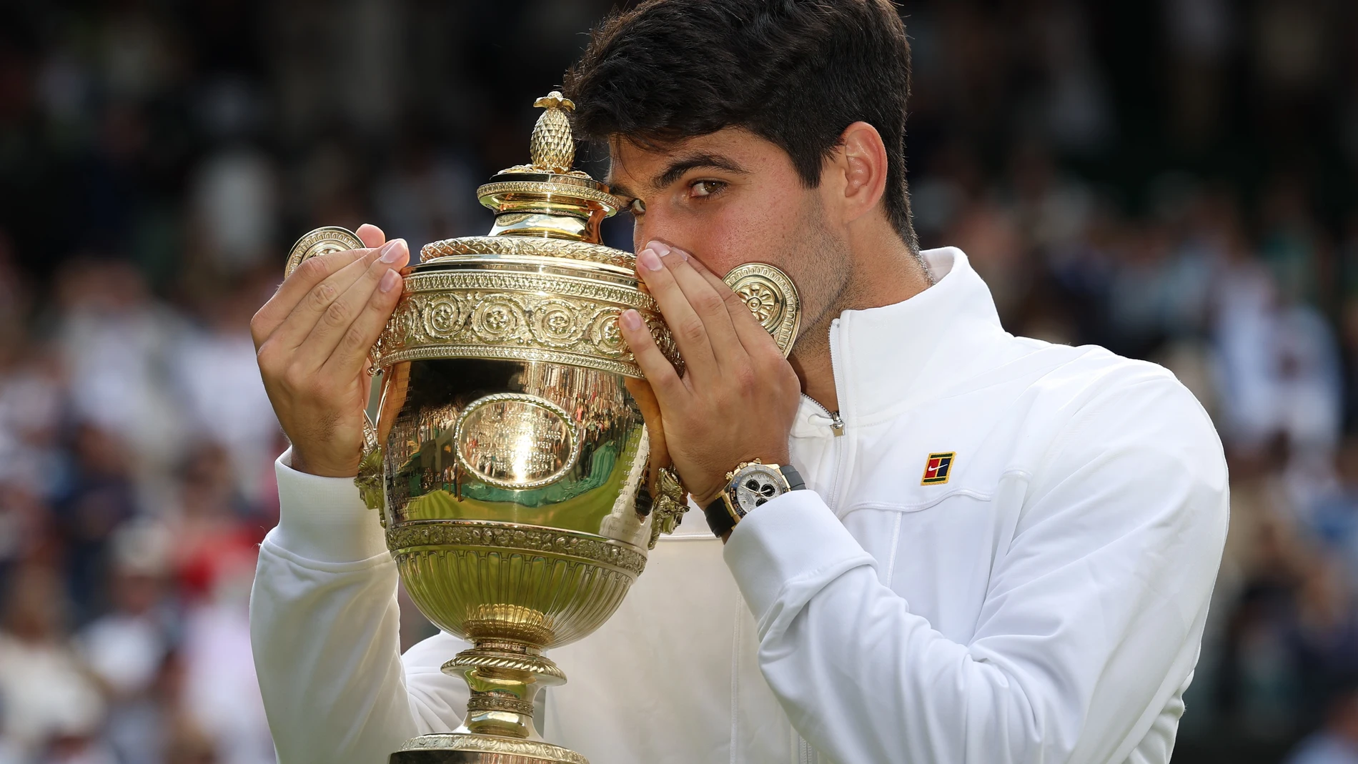 Wimbledon (United Kingdom), 14/07/2024.- Carlos Alcaraz of Spain celebrates with his trophy after winning the Men's final against Novak Djokovic of Serbia at the Wimbledon Championships, Wimbledon, Britain, 14 July 2024. (Tenis, España, Reino Unido) EFE/EPA/ADAM VAUGHAN EDITORIAL USE ONLY