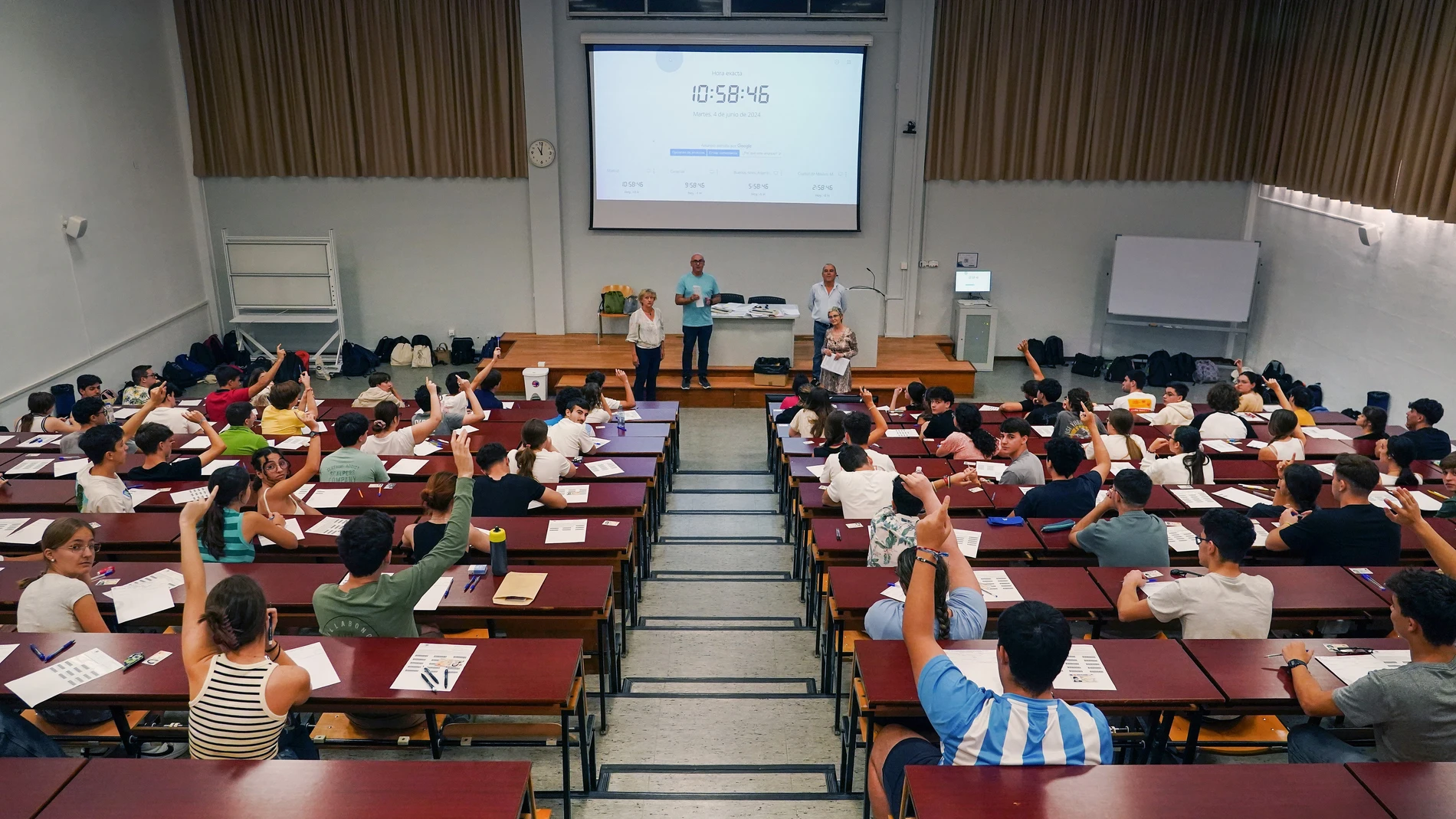 Estudiantes en un aula universitaria