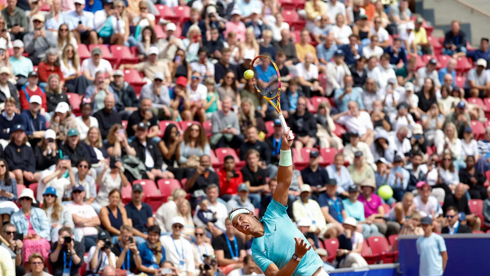 Rafa ejecuta un servicio en la final ante Borges