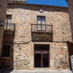 Solicitan la retirada de una placa franquista en el palacio de los Golfines de Arriba