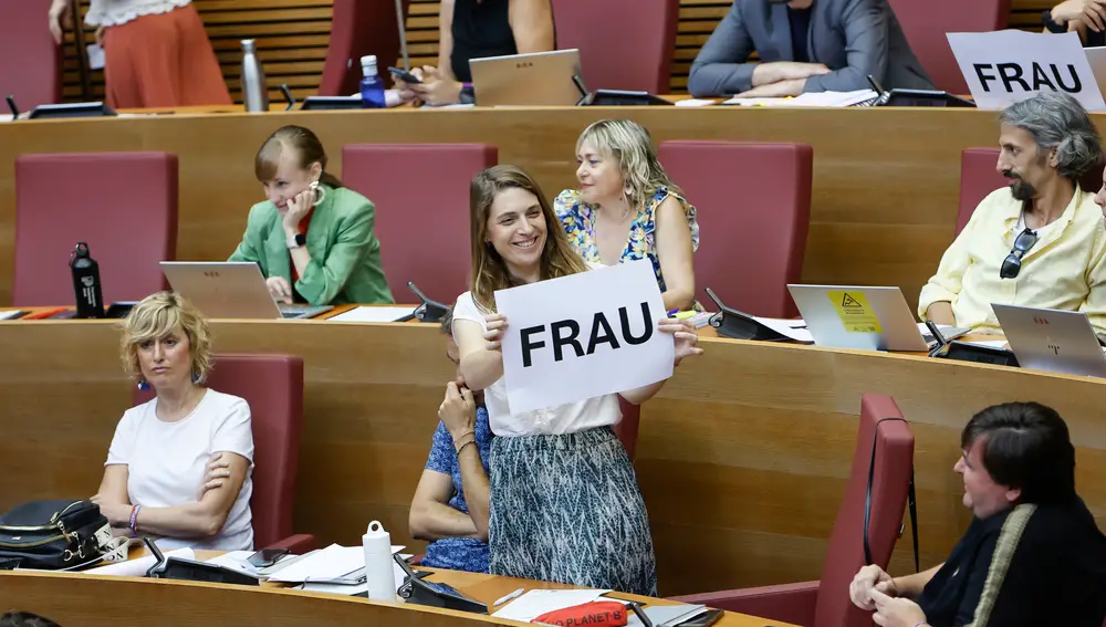 Una diputada de Compromís muestra el cartel con la palabra "frau" (fraude)