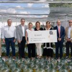 Los responsables de Bodegas De Alberto entregan la recaudación