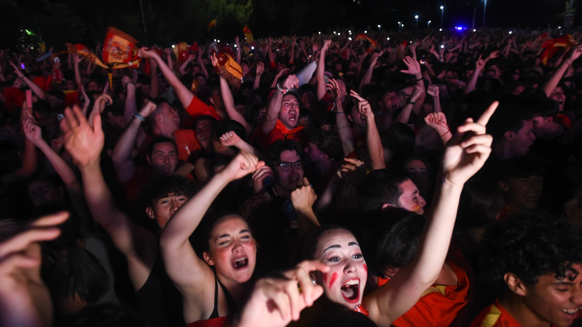 Decenas de aficionados se concentran para ver la final, en el Puente del Rey, a 14 de julio de 2024, en Madrid (España). España e Inglaterra se disputan en el Estadio Olímpico de Berlín el título de campeón de la Eurocopa 2024, que comenzó el pasado 14 de junio. 14 JULIO 2024 Gustavo Valiente / Europa Press 15/07/2024