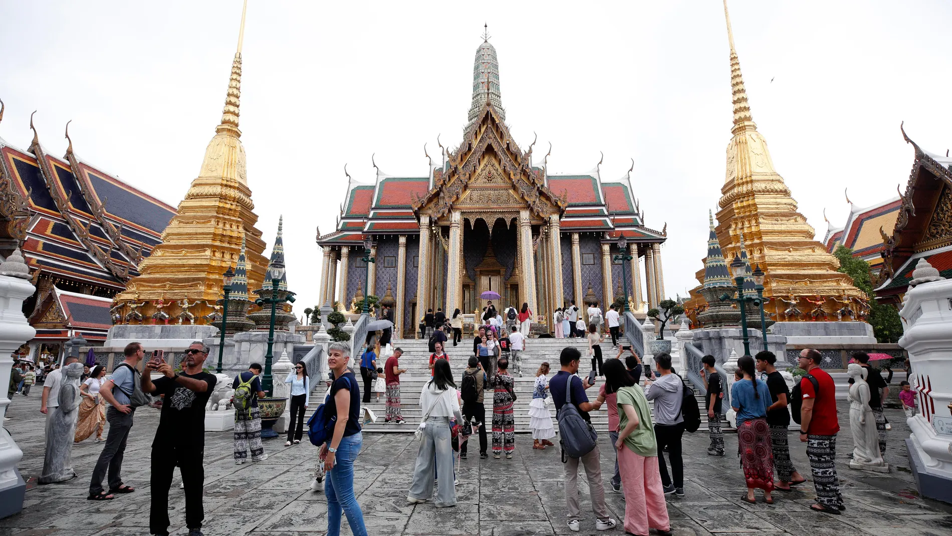 Bangkok (Thailand), 15/07/2024.- Foreign tourists visit the Temple of the Emerald Buddha at the Grand Palace complex in Bangkok, Thailand, 15 July 2024. Thailand has approved its visa free entry scheme which came into effect on 15 July 2024 to allow visitors from 93 countries, an increase from the current 57 nations, to enter and stay in the kingdom for 60 days without visa to promote the tourism and economy. (Tailandia) EFE/EPA/RUNGROJ YONGRIT
