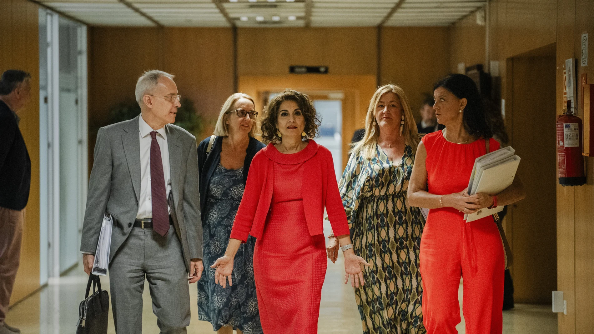 La vicepresidenta primera del Gobierno y ministra de Hacienda, María Jesús Montero (c), llega a presidir el Consejo de Política Fiscal y Financiera (CPFF), a 15 de julio de 2024, en Madrid (España). Cada mes de julio, se celebra el Consejo de Política Fiscal y Financiera (CPFF), donde están representadas las 15 comunidades autónomas de régimen común, para abordar con ellas el reparto del objetivo de déficit para 2025. Durante la reunión, acuerdan n el reparto del déficit conjunto del 2,5% entre la Administración Central, las comunidades y los ayuntamientos, y también ratificarán los objetivos de déficit y deuda para el periodo 2025-2027. 15 JULIO 2024;MARIA JESUS MONTERO;CONSEJO POLITICA FISCAL;FINANCIERA Mateo Lanzuela / Europa Press 15/07/2024