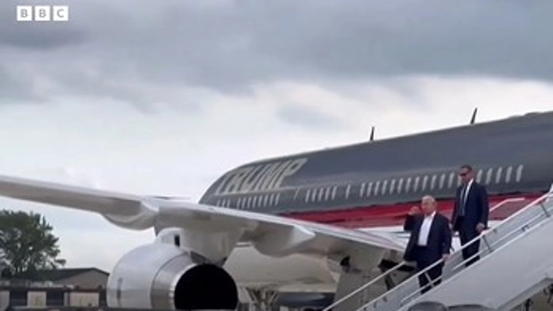 La primera imagen de Trump tras el atentado, con la oreja vendada y un mensaje: "Se supone que debía estar muerto"