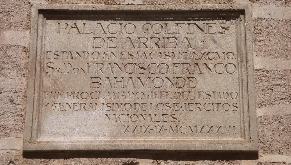 Placa franquista de la fachada del palacio de los Golfines de Arriba