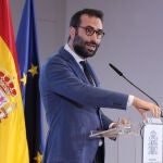 El ministro de Economía, Comercio y Empresa, Carlos Cuerpo, se reúne con el Defensor del Pueblo, Ángel Gabilondo, patronales, asociaciones de usuarios de las entidades financieras y representantes de la plataforma de mayores
