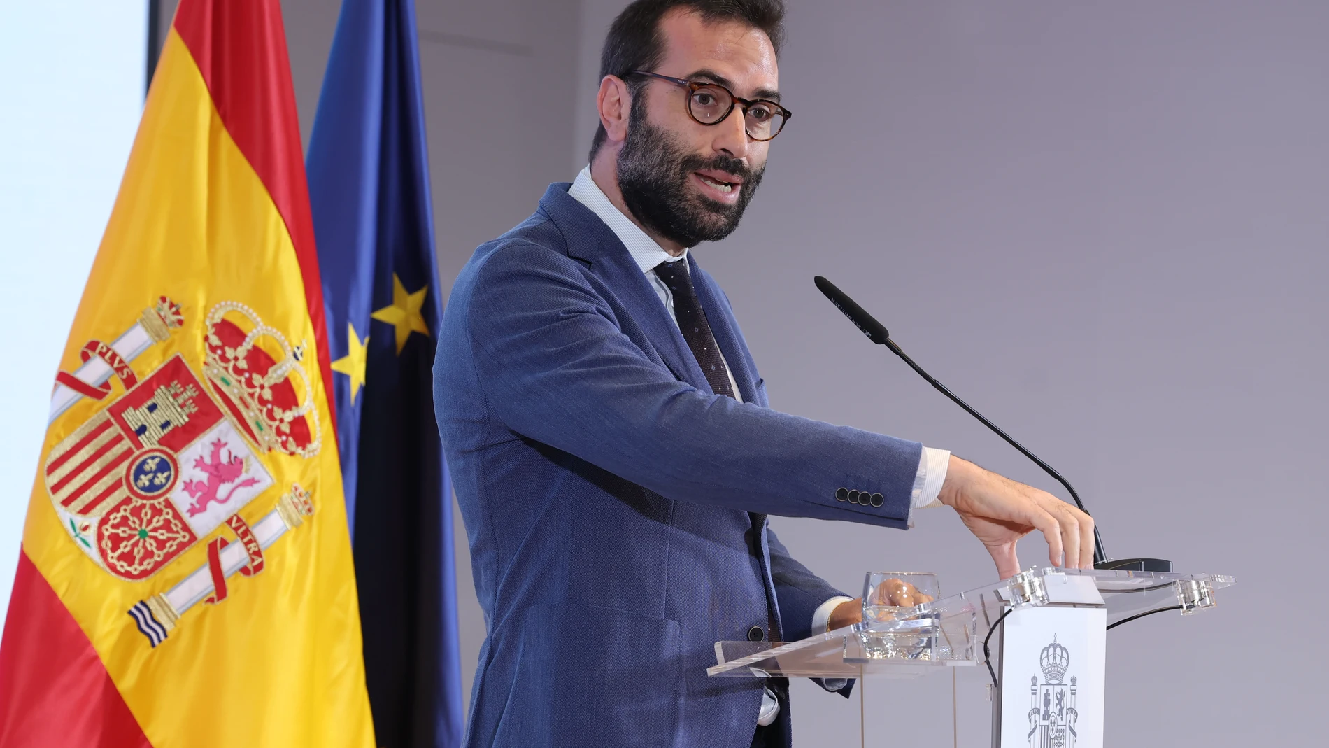 MADRID, 15/07/2024.- El ministro de Economía, Comercio y Empresa, Carlos Cuerpo, da una rueda de prensa en el marco de su reunión con el Defensor del Pueblo, Ángel Gabilondo, patronales, asociaciones de usuarios de las entidades financieras y representantes de la plataforma de mayores, este lunes, en la sede del Ministerio. EFE/ Kiko Huesca