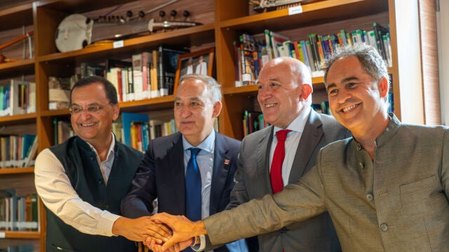 El alcalde de Valladolid, Jesús Julio Carnero, el rector de la Uva, Antonio Largo, el director de la Casa de la India, Guillermo Rodriguez, y el embajador de la India en España, Dinesh K Patnaik, firman un nuevo convenio con el Consejo Indio de Relaciones Culturales en materia de contenidos culturales