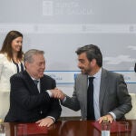 Los conselleiros de Sanidad, Gómez Caamaño, y Presidencia, Diego Calvo, durante la firma del acuerdo. 