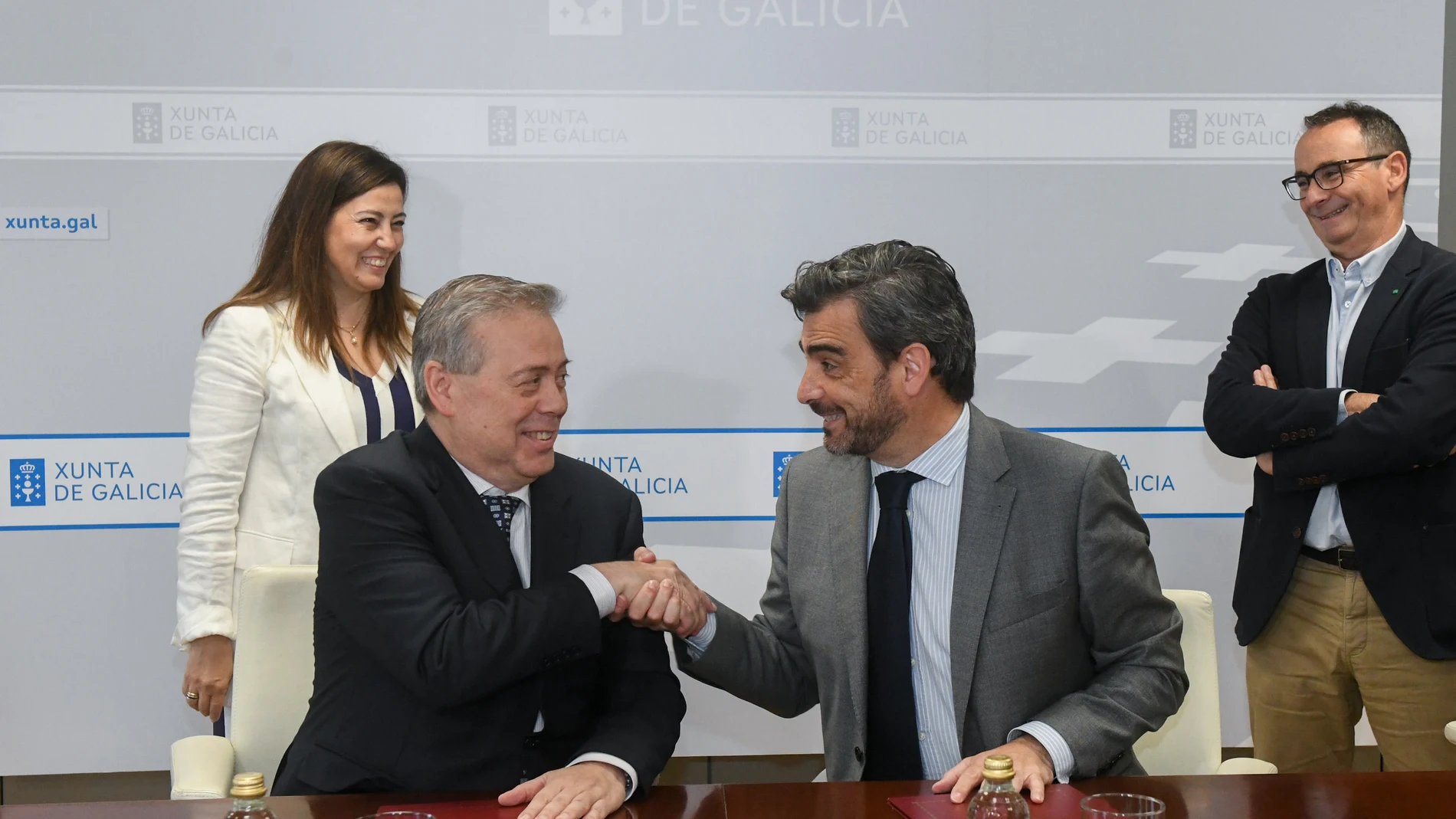 Los conselleiros de Sanidad, Gómez Caamaño, y Presidencia, Diego Calvo, durante la firma del acuerdo.