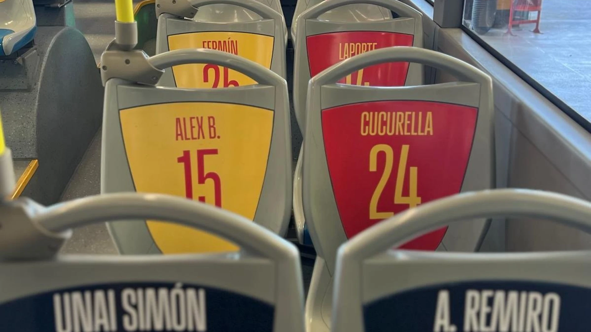Un bus de la L34 luce los dorsales de la Selección tras conseguir su cuarto título europeo AYUNTAMIENTO DE MADRID 15/07/2024