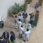 La presidenta de Les Corts departe con su equipo unos instantes antes de su comparecencia en la que ha dicho que se queda en su cargo