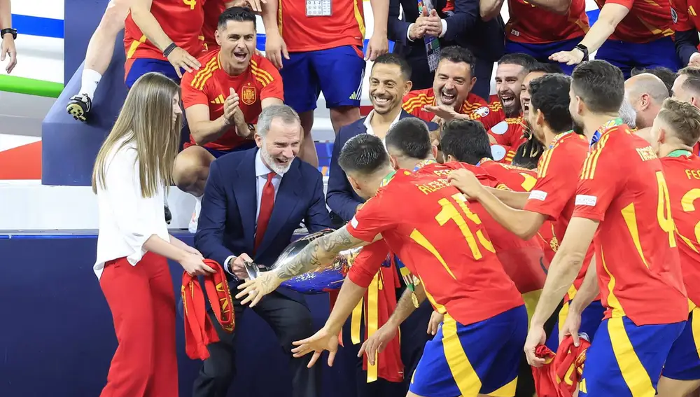 La infanta Sofía muestra su lado más tímido negándose a levantar el trofeo de Campeones de Europa