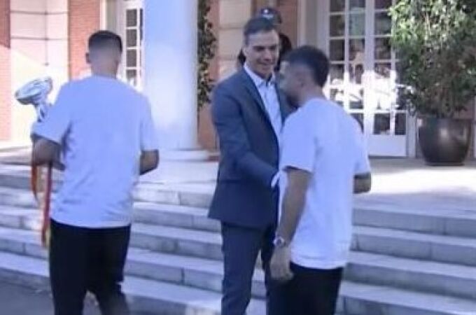 El frío saludo entre Sánchez y Carvajal