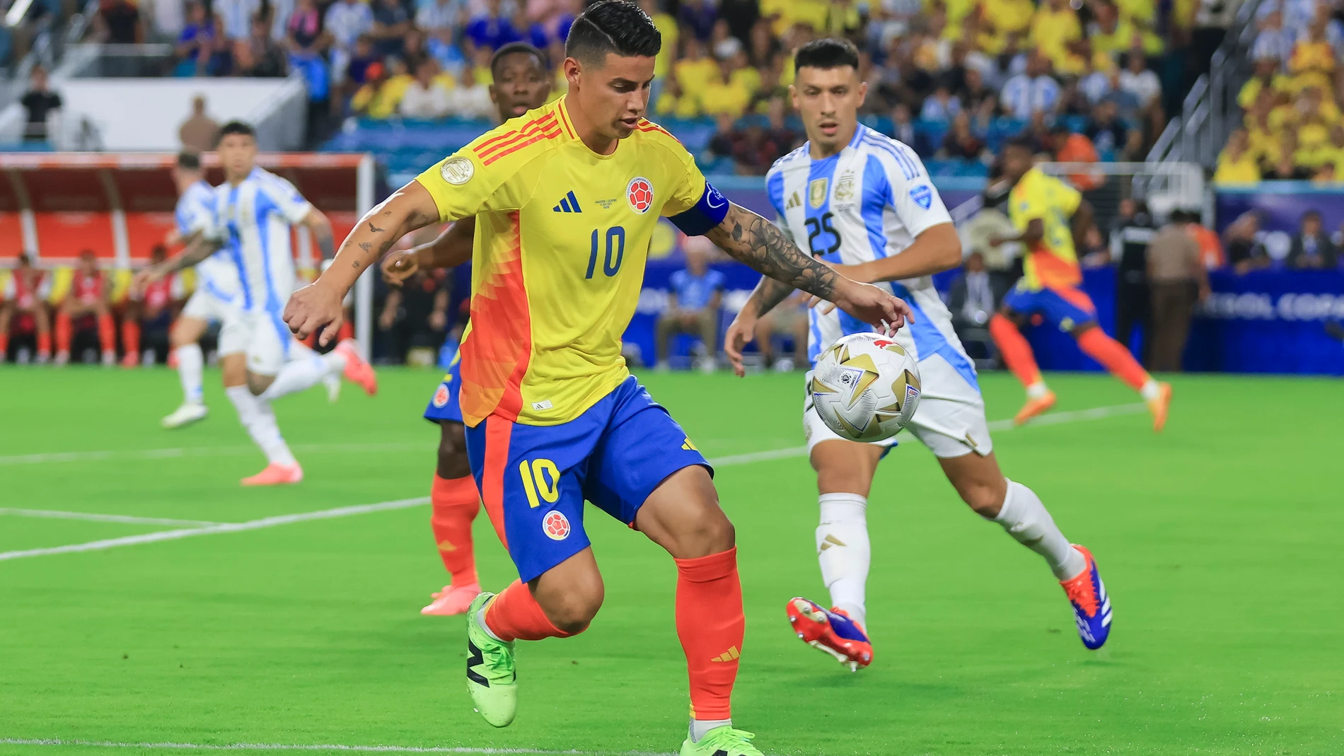 James Rodríguez controla el balón