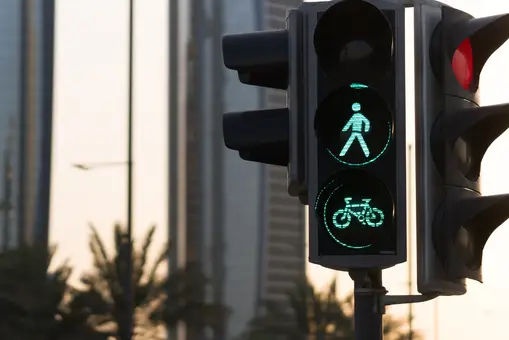 Así podrían ser los semáforos del futuro: cuatro luces, una blanca, para este tipo de vehículos Así podrían ser los semáforos del futuro: cuatro luces, una blanca, para este tipo de vehículos