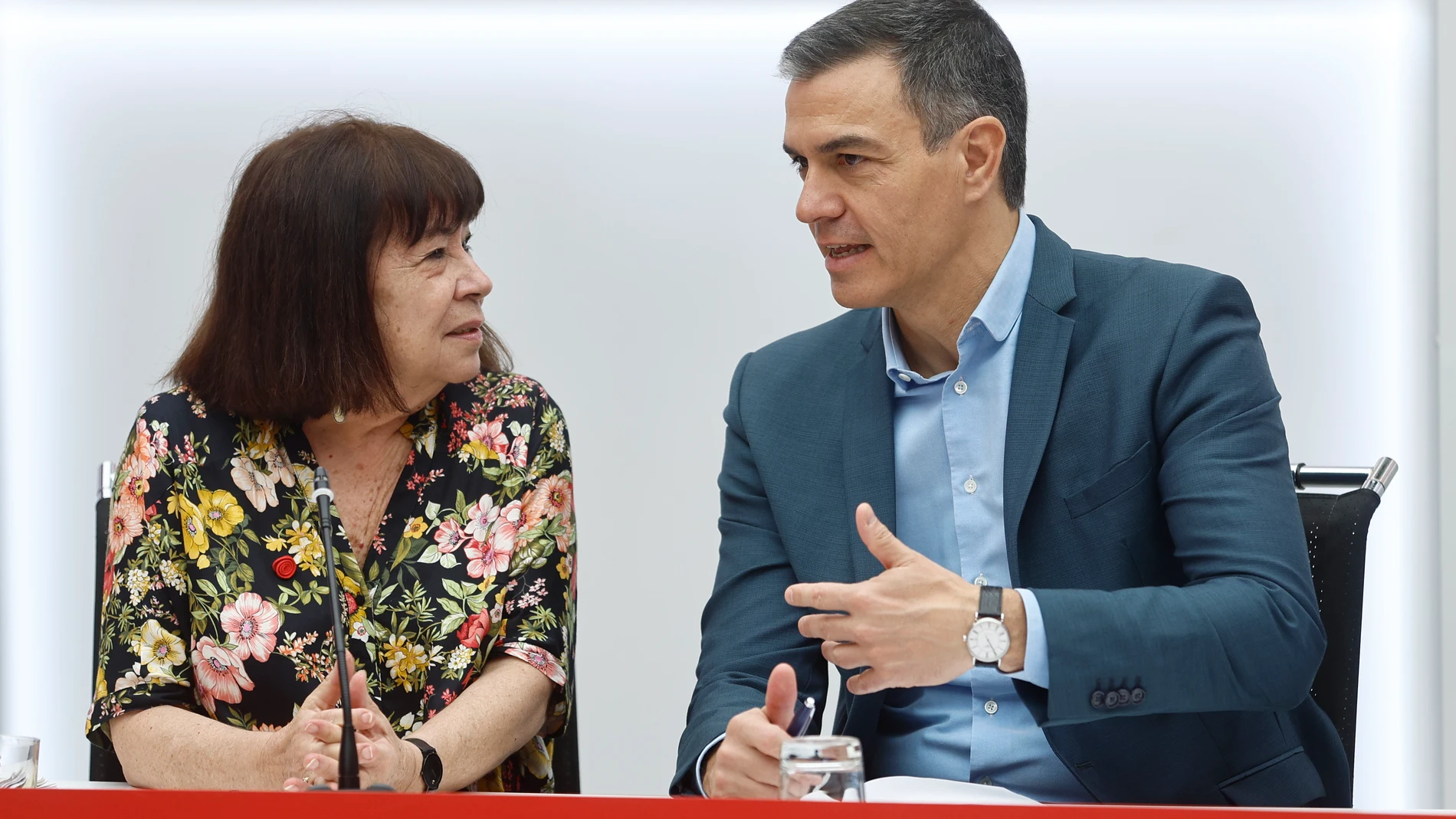 MADRID, 15/07/2024.- La presidenta del PSOE, Cristina Narbona, conversa con el secretario general y presidente del Gobierno, Pedro Sánchez, durante su asistencia a la reunión de la Comisión Ejecutiva Federal del PSOE, este lunes, en Madrid. EFE/ Rodrigo Jiménez