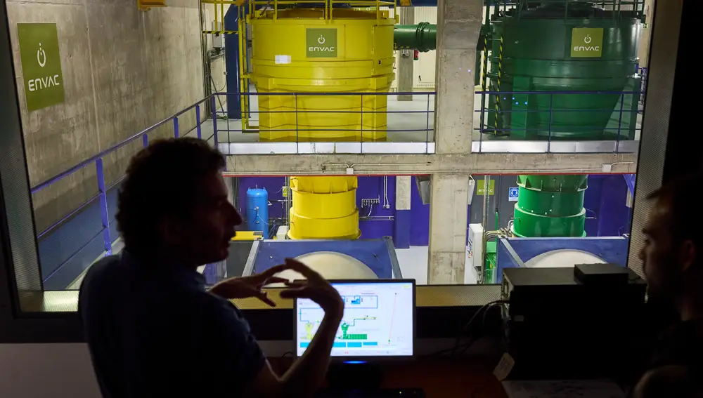 Esteban Domínguez, jefe de servicio de Medio Ambiente del Ayuntamiento, explica el sistema desde la sala de operaciones