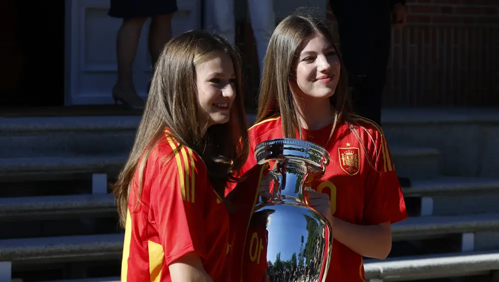 Leonor y Sofía se ponen la camiseta de España.