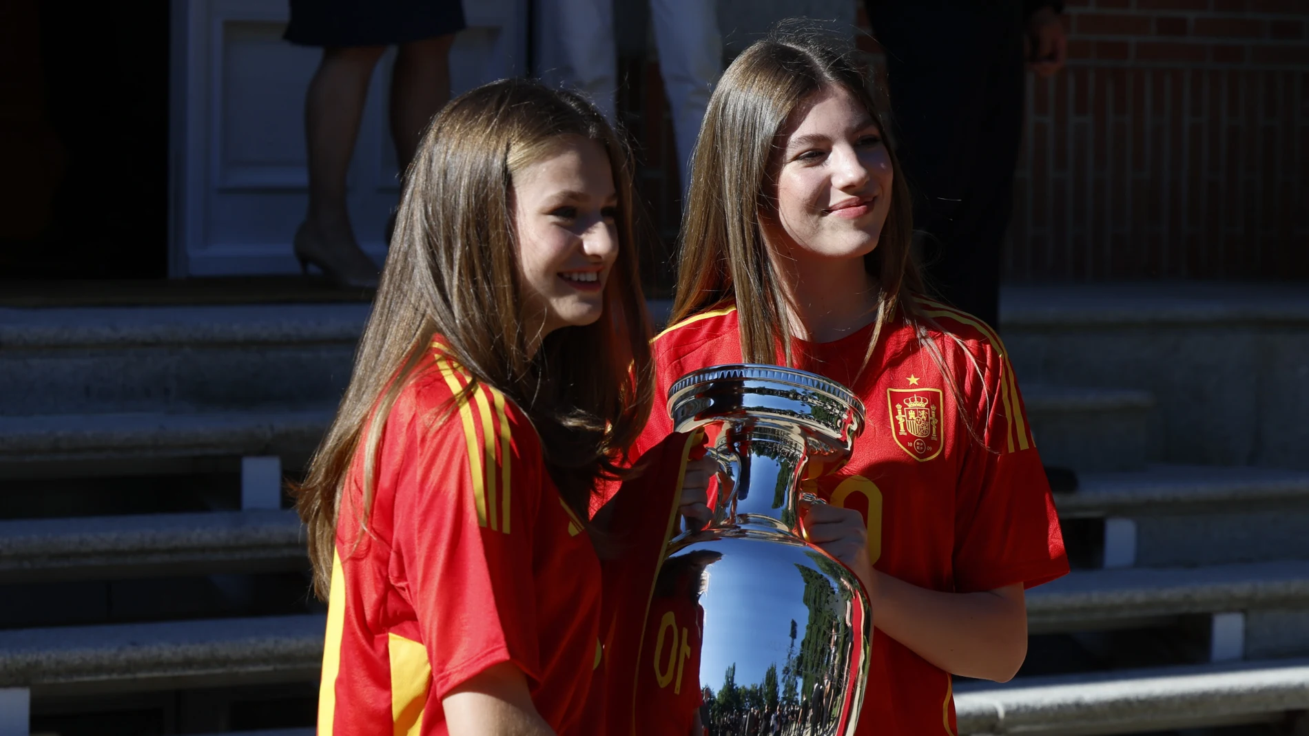 Leonor y Sofía se ponen la camiseta de España.