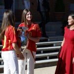 La Reina Letizia con vestido rojo.