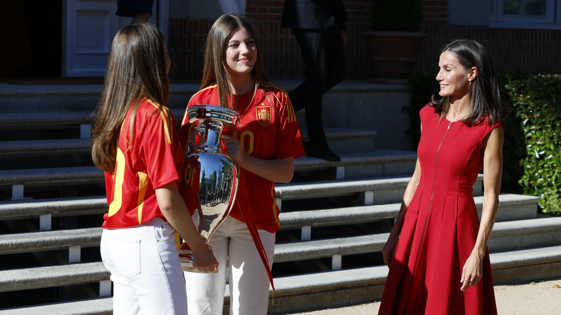 La Reina Letizia con vestido rojo.