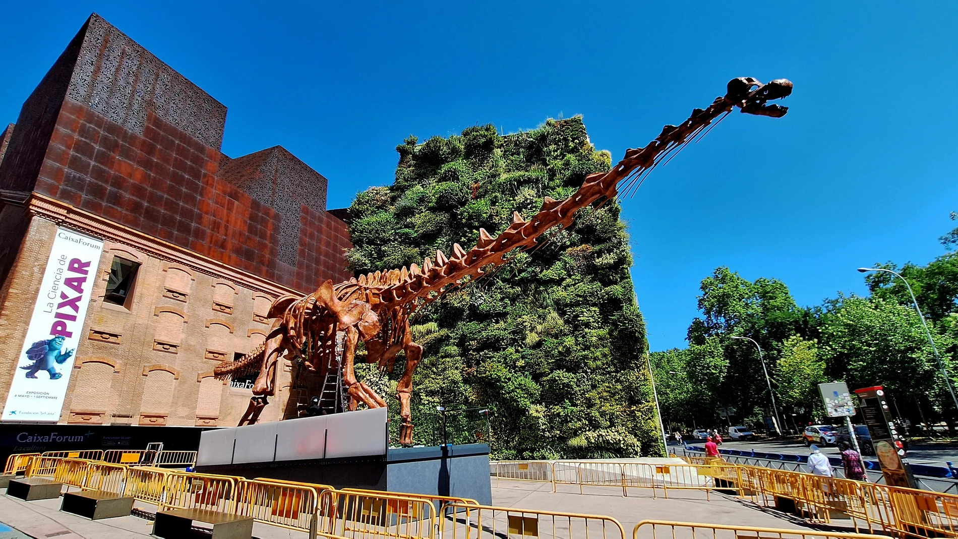 El esqueleto del mayor dinosaurio conocido hasta el momento se instala en el Paseo del Prado FUNDACIÓN LA CAIXA 15/07/2024
