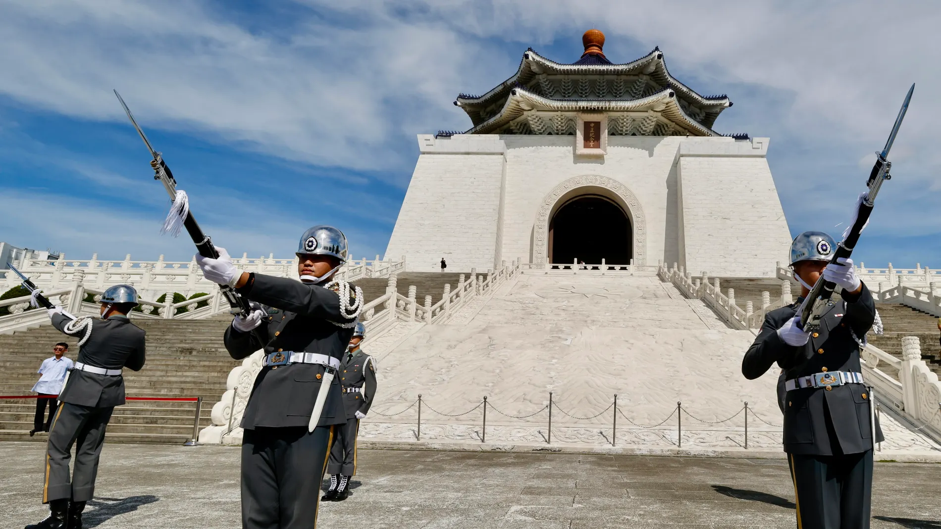 Taipei (Taiwan), 15/07/2024.- Taiwanese honor guards perform changing of the guard ceremonies outside the Chiang Kai-shek memorial hall in Taipei, Taiwan, 15 July 2024. On Friday, 12 July, the government announced that Taiwanese honor guards would cease performing the intricate changing of the guard ceremonies around the statue of the late President Chiang Kai-shek to avoid 'worshipping authoritarianism.' EFE/EPA/RITCHIE B. TONGO