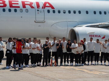 MADRID, 15/07/2024.- El presidente de la selecci&oacute;n espa&ntilde;ola, Pedro Rocha (c-i), junto al seleccionador, Luis de la Fuente (c-d), y los jugadores, a su llegada al aeropuerto Adolfo Su&aacute;rez Madrid-Barajas, este viernes en Madrid, tras haberse proclamado campeones de la Eurocopa al vencer ayer en la final a Inglaterra. EFE/ Fernando Villar 