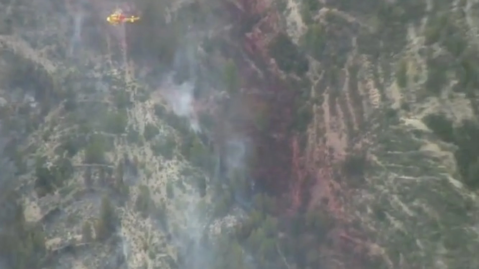 Imagen de los trabajos que están realizando los medios aéreos en Morella para extinguir el incendio