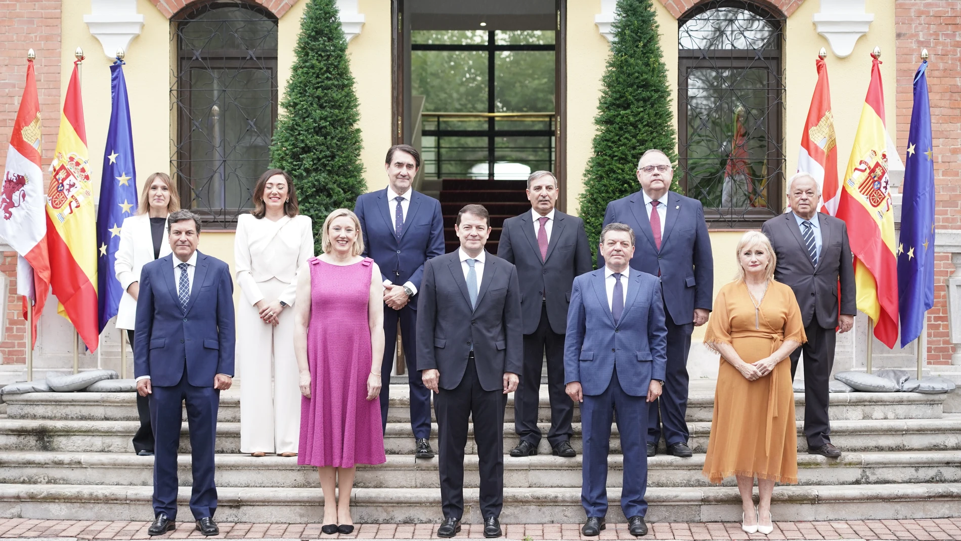 Mañueco con su nuevo equipo tras la ruptura con Vox