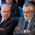 Imagen de archivo de los expresidentes socialistas Manuel Chaves (i) y José Antonio Griñán (d), en 2018 durante el juicio de la pieza política del caso ERE.