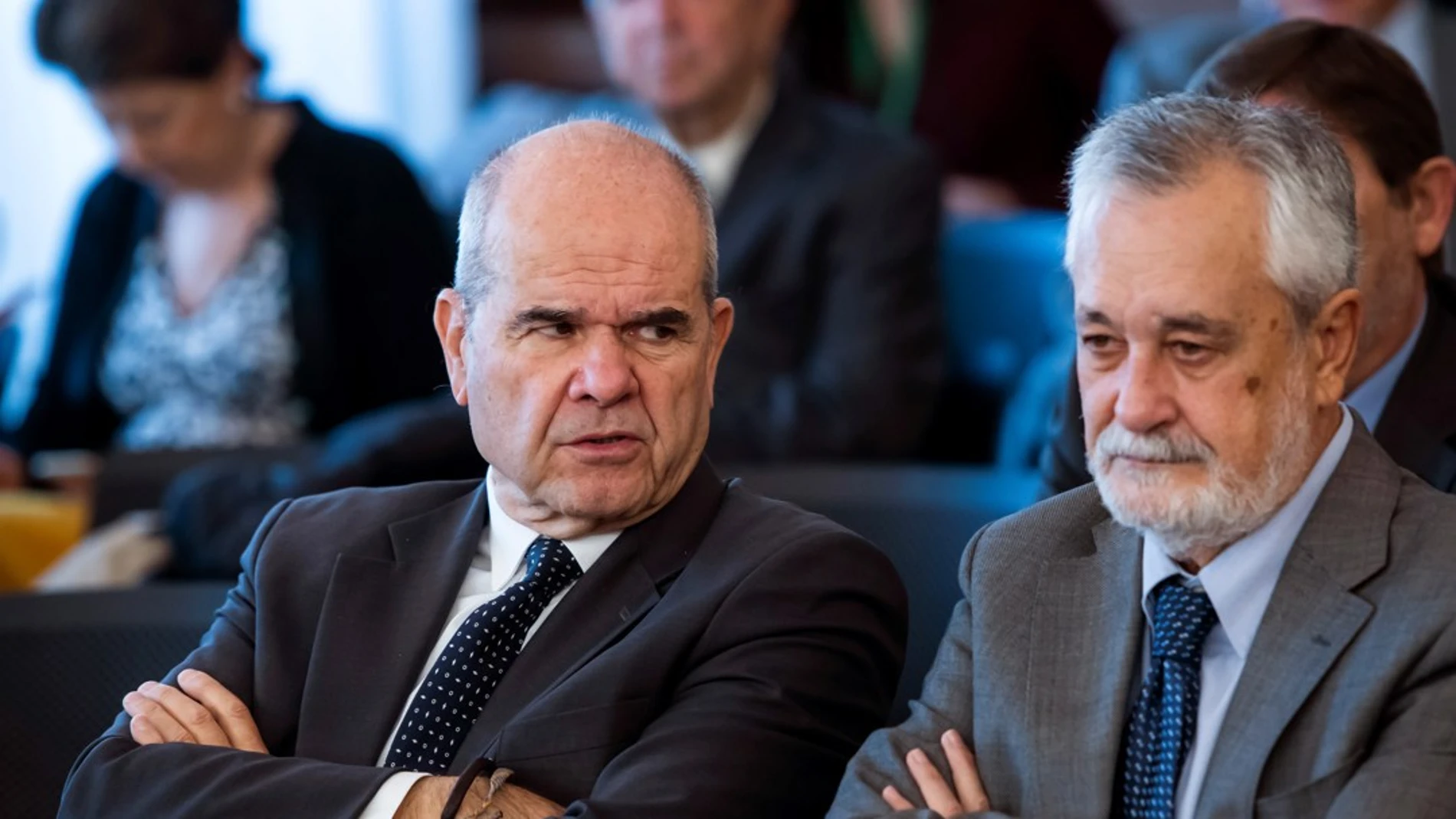 Imagen de archivo de los expresidentes socialistas Manuel Chaves (i) y José Antonio Griñán (d), en 2018 durante el juicio de la pieza política del caso ERE