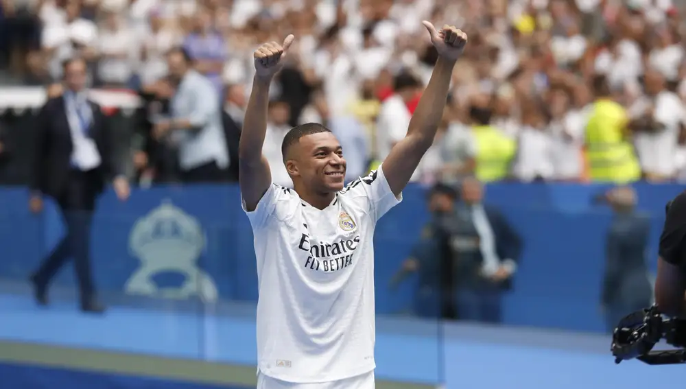 Mbappé saluda al público del Santiago Bernabéu
