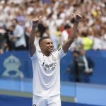 Mbappé saluda al público del Santiago Bernabéu