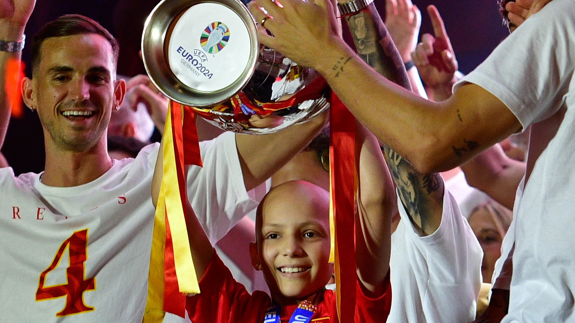 La selección española de fútbol celebra su victoria en la Eurocopa con María, que padece un sarcoma de Ewing
