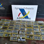Se incautaron más de 50 kilogramos de droga oculta en el doble fondo de un camión. 