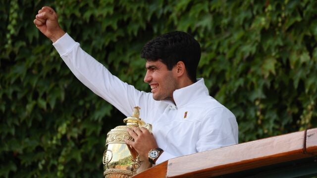 Carlos Alcaraz, con su segundo trofeo de Wimbledon, en la terraza del All England Club