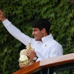 Carlos Alcaraz, con su segundo trofeo de Wimbledon, en la terraza del All England Club