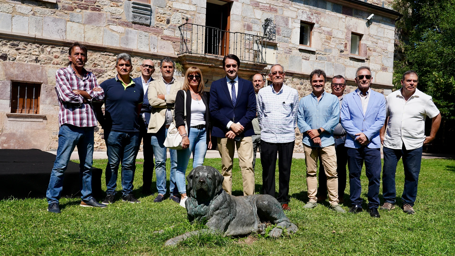 Suárez-Quiñones durante su visita a las casas del Parque de Babia y Luna (León)