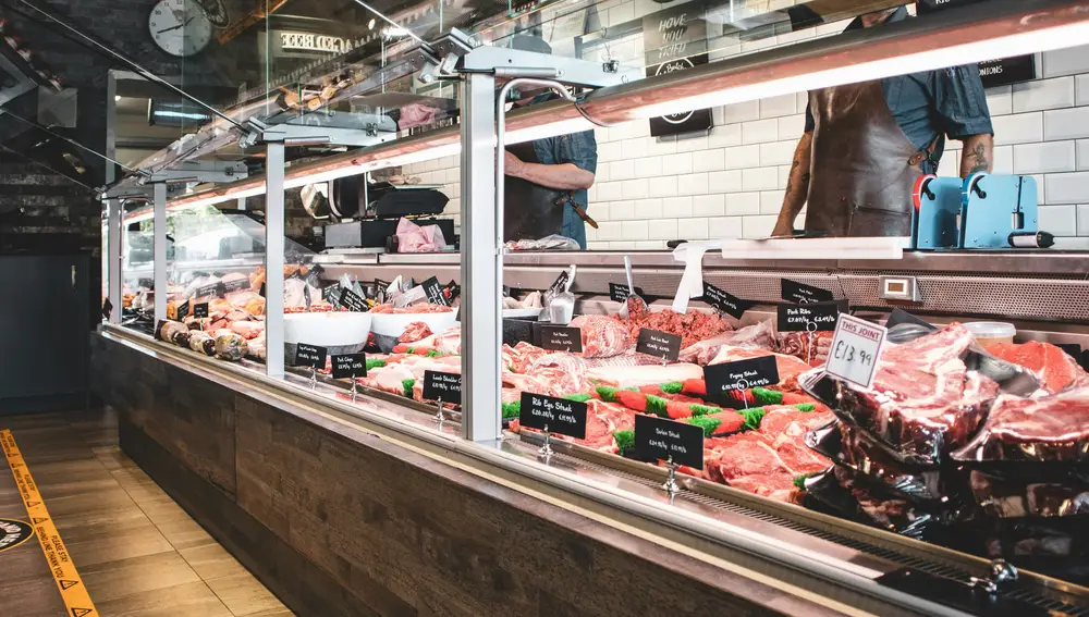 Carne expuesta en un mostrador