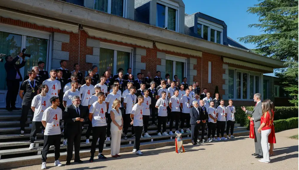 Los reyes y la infanta durante la audiencia en la Zarzuela en la Selección