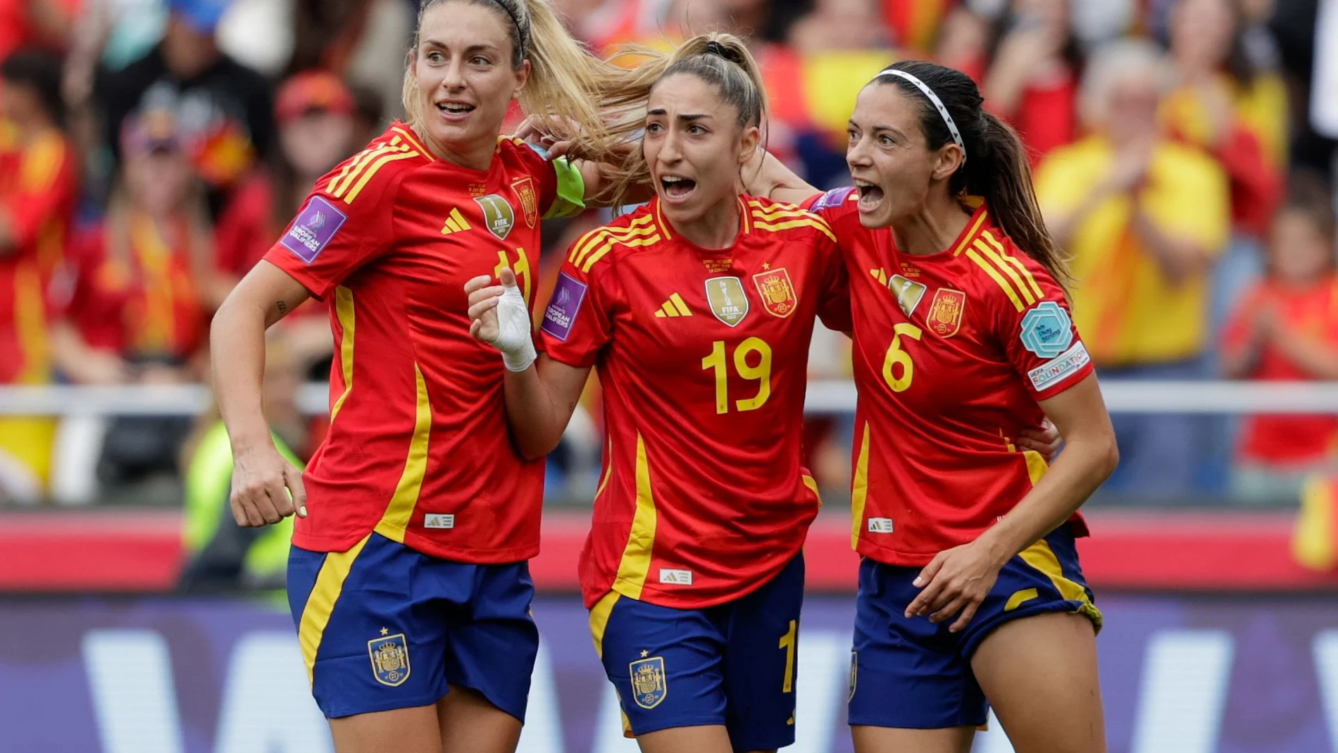 Alexia, Olga Carmona y Aitana celebran el primer gol de España