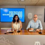 Los portavoces del Gobierno local de Alicante, Ana Poquet, y Manuel Villar, en la rueda de prensa de hoy posterior a la Junta de Gobierno Local