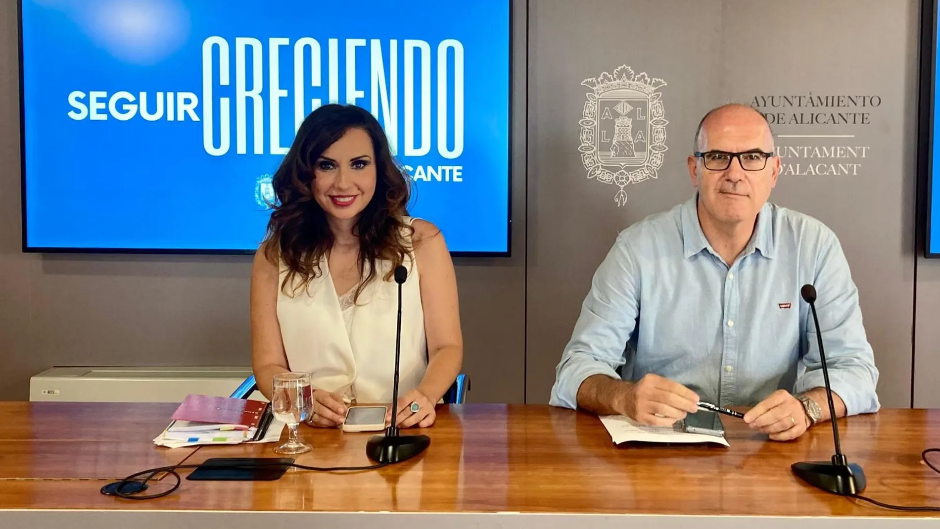 Los portavoces del Gobierno local de Alicante, Ana Poquet, y Manuel Villar, en la rueda de prensa de hoy posterior a la Junta de Gobierno Local