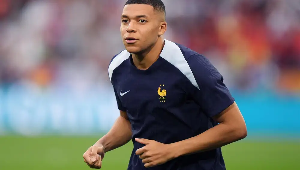 MADRID.-El Real Madrid presentará a Kylian Mbappé en el Santiago Bernabéu este martes a las 12.00 horas