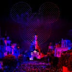 Más de 1.500 drones crean una cabeza gigante tricolor de Mickey Mouse sobre el Castillo de la Bella Durmiente en Disneyland Paris