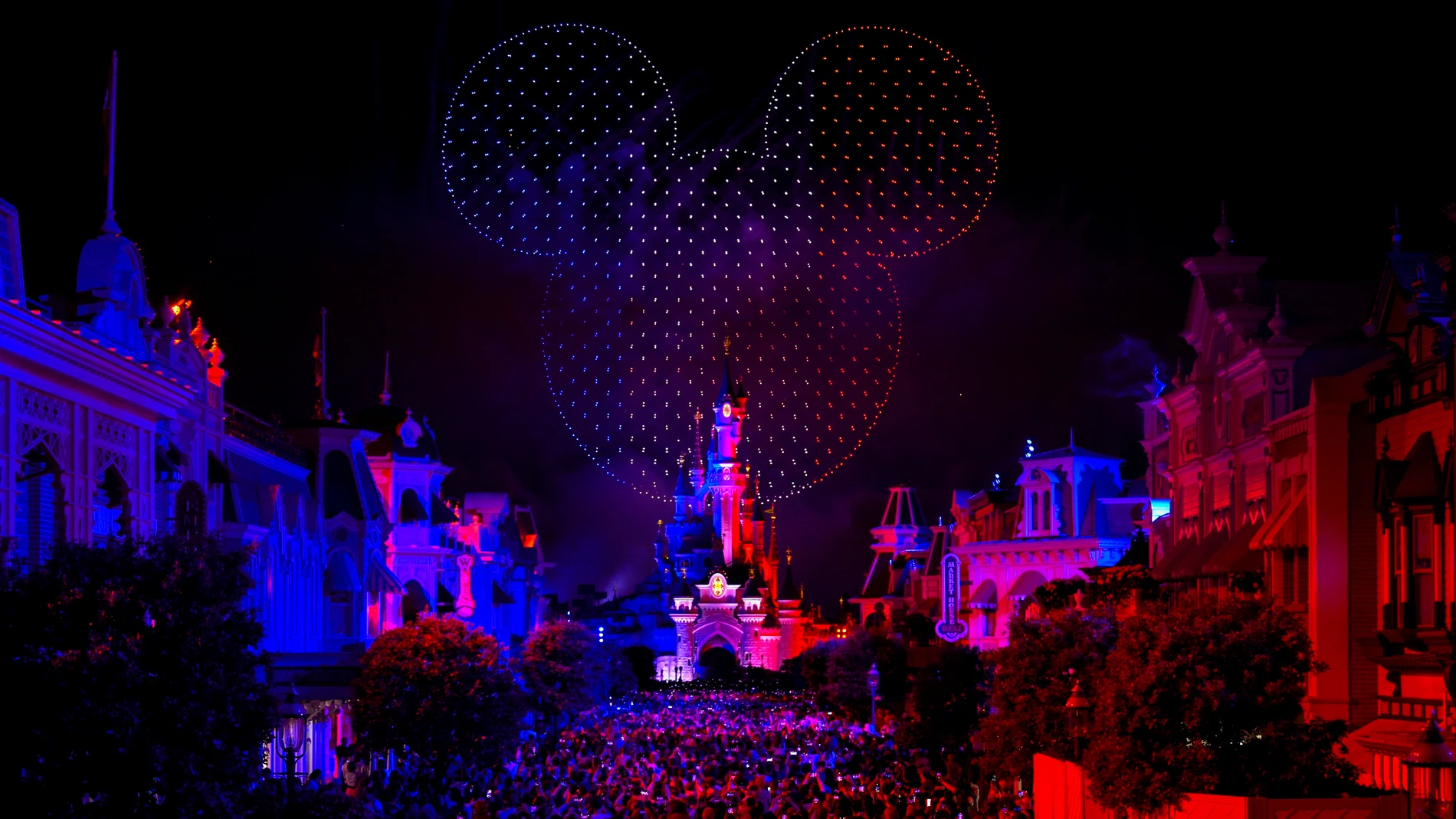 Más de 1.500 drones crean una cabeza gigante tricolor de Mickey Mouse sobre el Castillo de la Bella Durmiente en Disneyland Paris